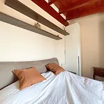 The Urban Nest 2, Spacious, Wifi And Near The Red Metro