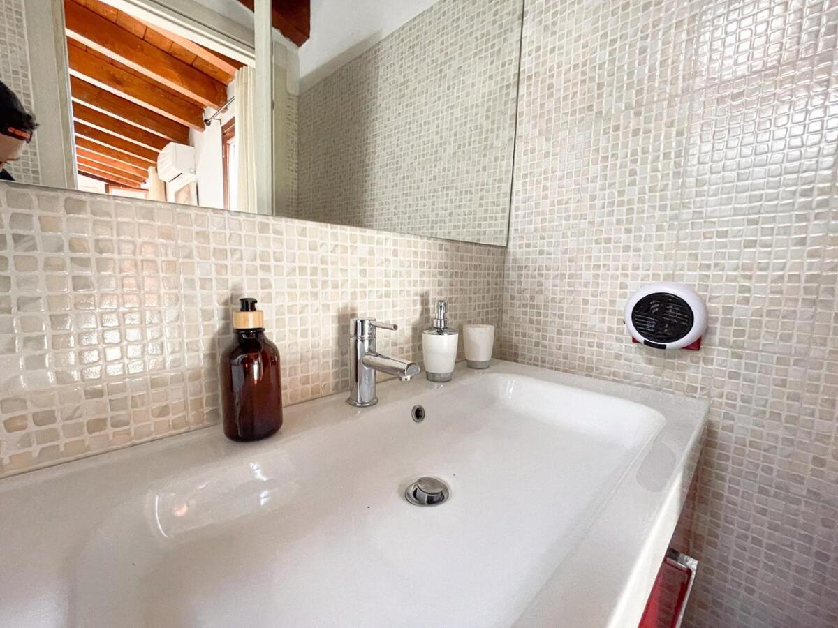 The Urban Nest 2, Spacious, Wifi And Near The Red Metro Appartement *
