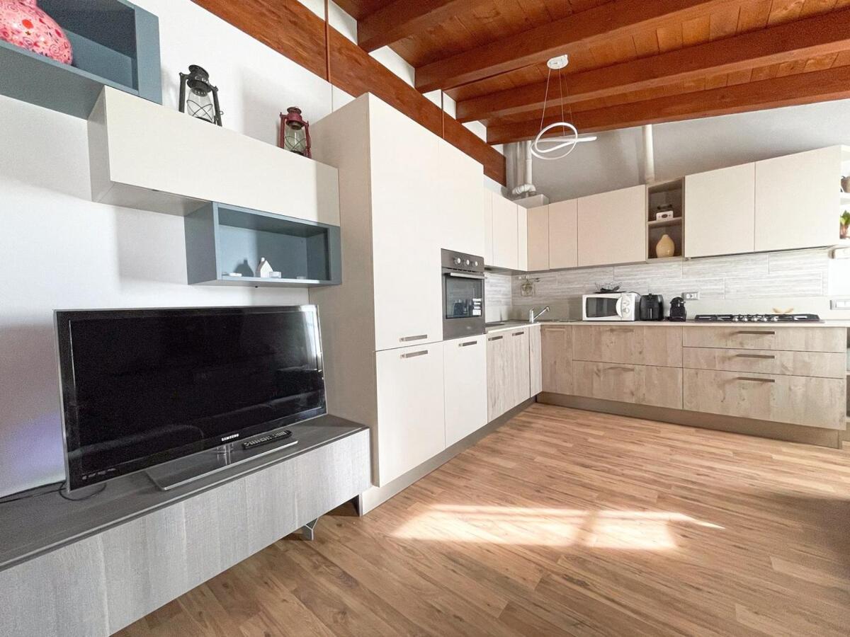 The Urban Nest 2, Spacious, Wifi And Near The Red Metro * Milano